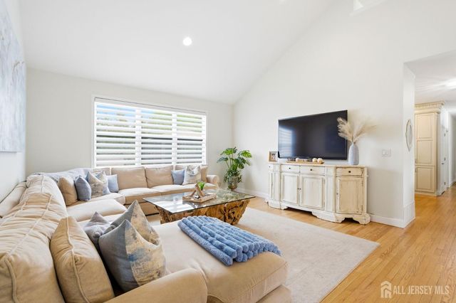 32 Scott Drive, Monroe, NJ 08831