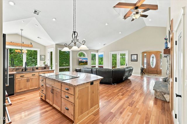 10128 E Evans Creek Road, Rogue River, OR 97537