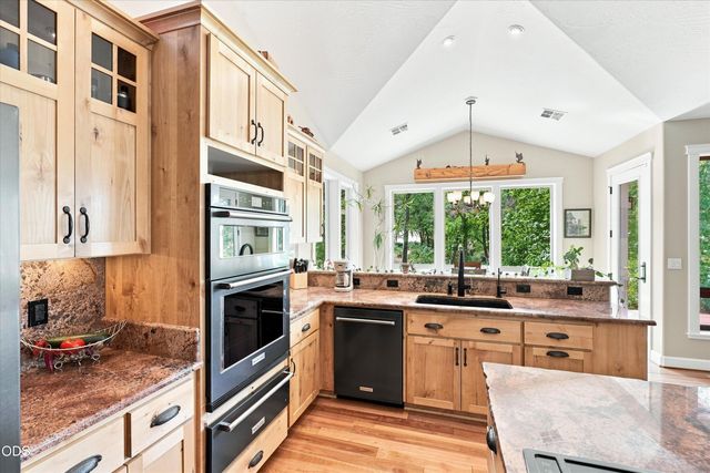 10128 E Evans Creek Road, Rogue River, OR 97537