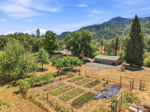 10128 E Evans Creek Road, Rogue River, OR 97537