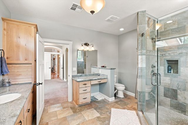 10128 E Evans Creek Road, Rogue River, OR 97537