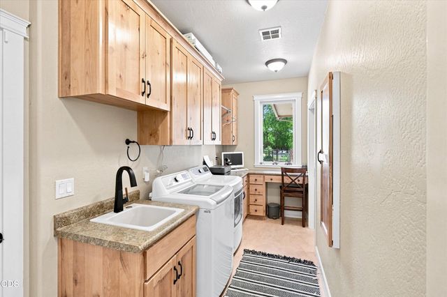 10128 E Evans Creek Road, Rogue River, OR 97537