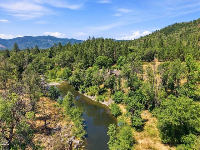 10128 E Evans Creek Road, Rogue River, OR 97537