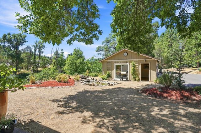 10128 E Evans Creek Road, Rogue River, OR 97537