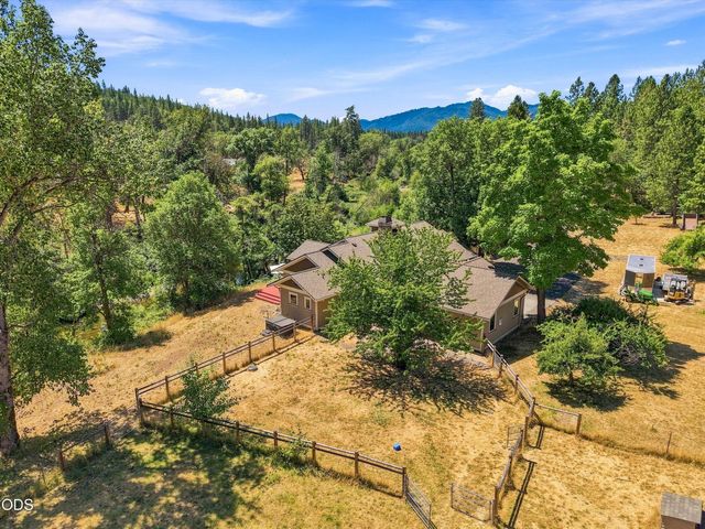 10128 E Evans Creek Road, Rogue River, OR 97537
