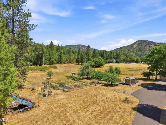 10128 E Evans Creek Road, Rogue River, OR 97537