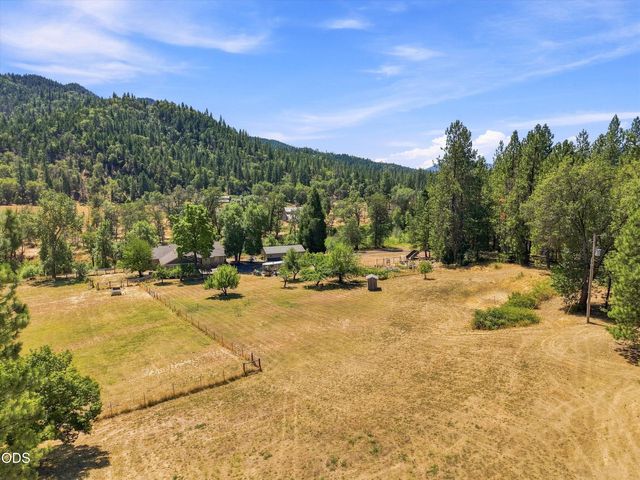 10128 E Evans Creek Road, Rogue River, OR 97537