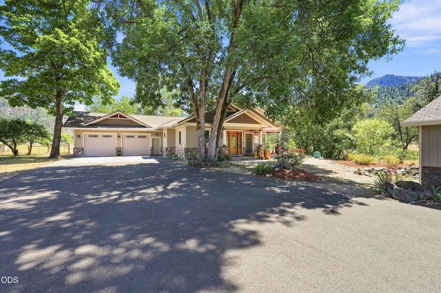 10128 E Evans Creek Road, Rogue River, OR 97537