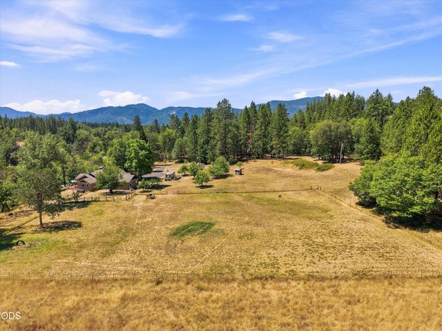 10128 E Evans Creek Road, Rogue River, OR 97537