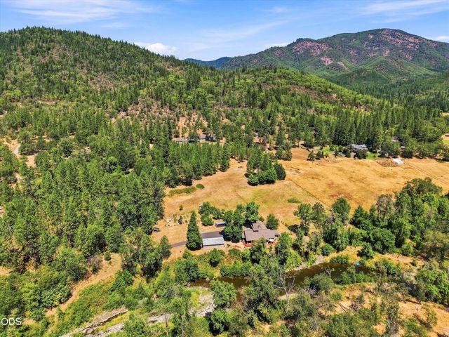 10128 E Evans Creek Road, Rogue River, OR 97537