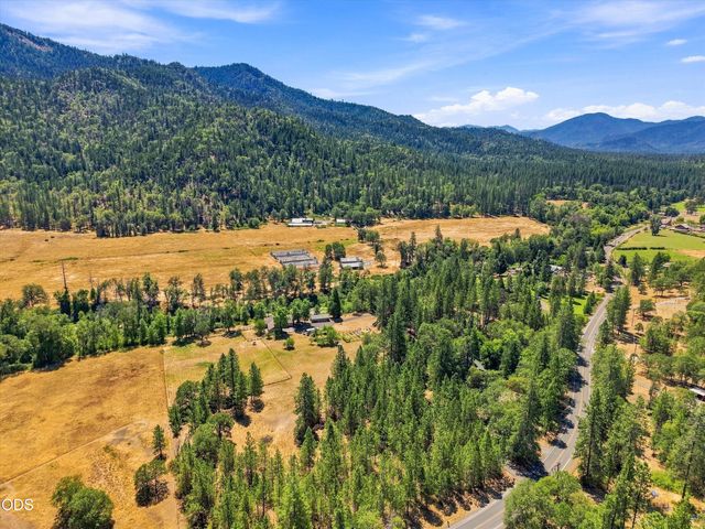10128 E Evans Creek Road, Rogue River, OR 97537