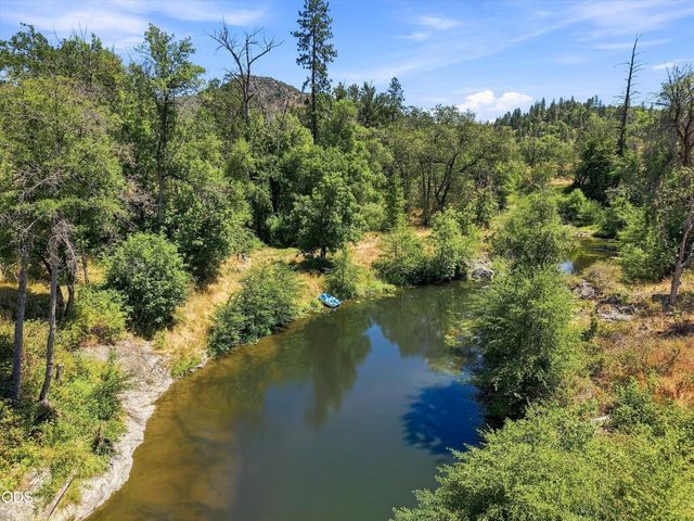 10128 E Evans Creek Road, Rogue River, OR 97537