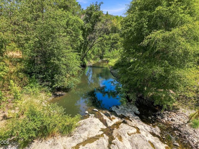 10128 E Evans Creek Road, Rogue River, OR 97537