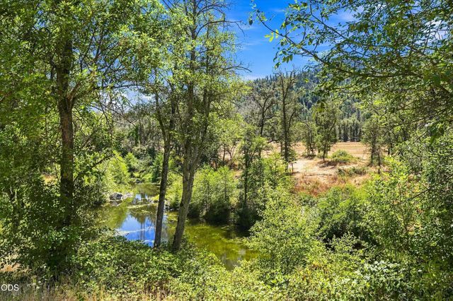10128 E Evans Creek Road, Rogue River, OR 97537