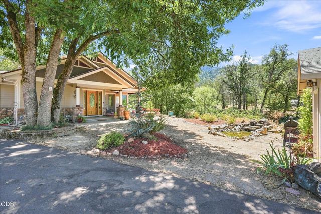 10128 E Evans Creek Road, Rogue River, OR 97537