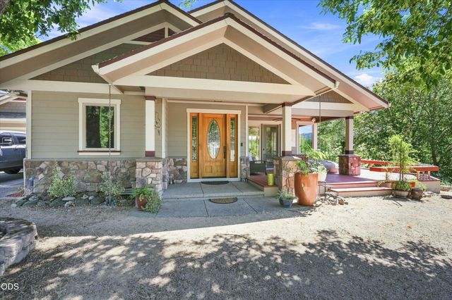10128 E Evans Creek Road, Rogue River, OR 97537