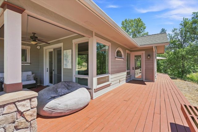 10128 E Evans Creek Road, Rogue River, OR 97537