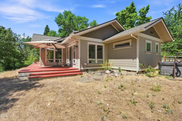 10128 E Evans Creek Road, Rogue River, OR 97537