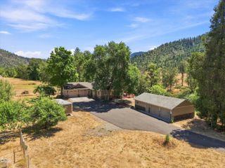 10128 E Evans Creek Road, Rogue River, OR 97537