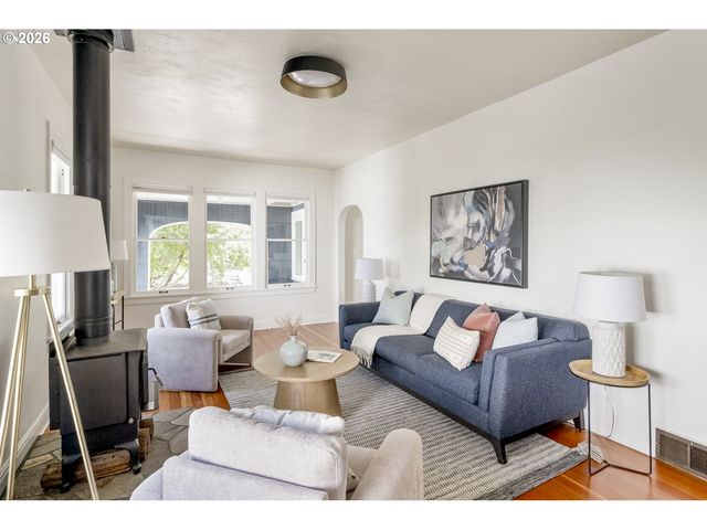 641 Ne HOLLAND St, Portland, OR 97211