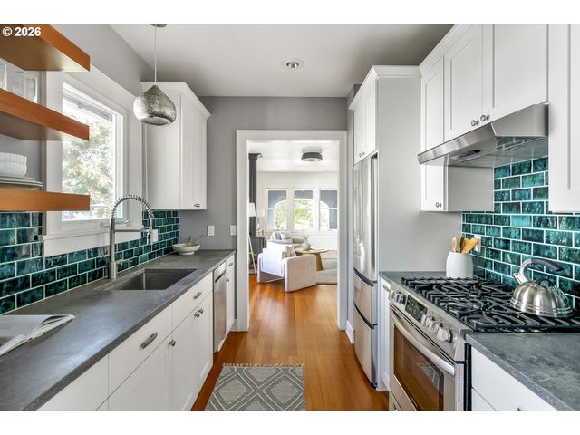 641 Ne HOLLAND St, Portland, OR 97211