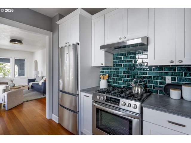 641 Ne HOLLAND St, Portland, OR 97211