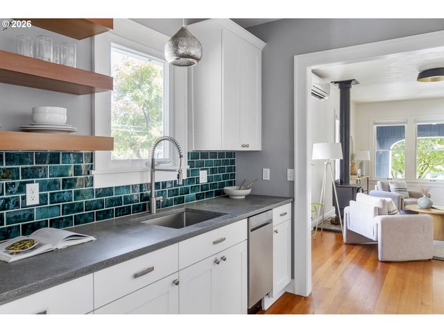 641 Ne HOLLAND St, Portland, OR 97211
