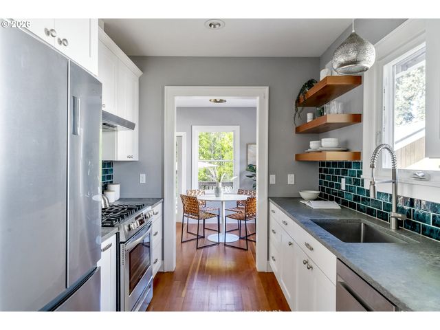 641 Ne HOLLAND St, Portland, OR 97211