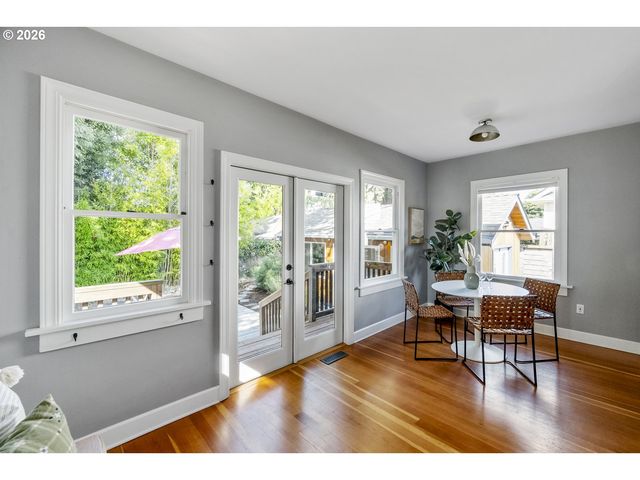 641 Ne HOLLAND St, Portland, OR 97211