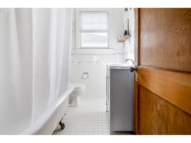 641 Ne HOLLAND St, Portland, OR 97211