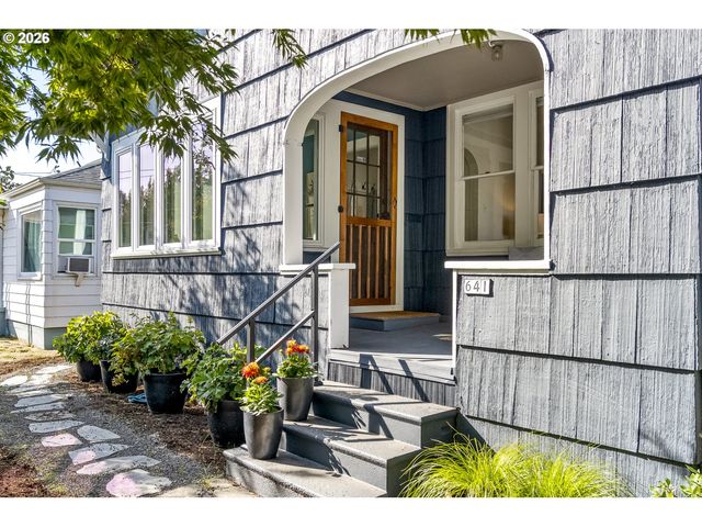 641 Ne HOLLAND St, Portland, OR 97211