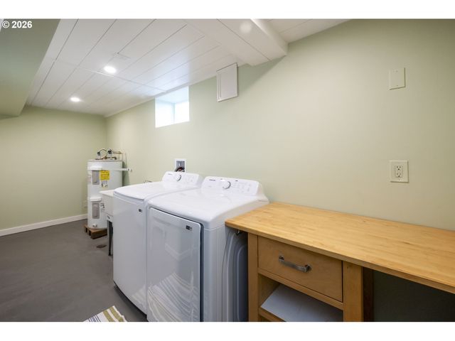 641 Ne HOLLAND St, Portland, OR 97211