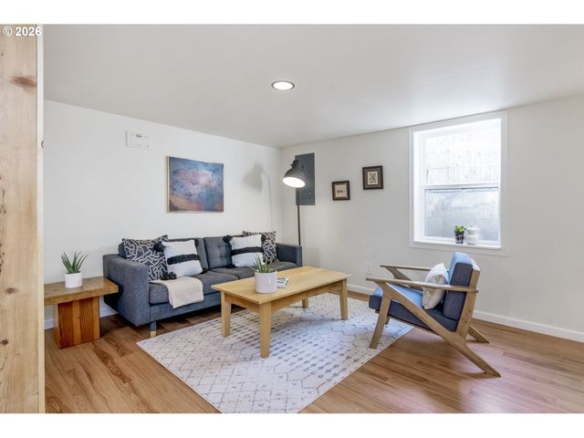 641 Ne HOLLAND St, Portland, OR 97211