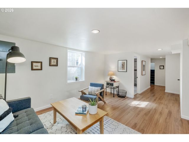 641 Ne HOLLAND St, Portland, OR 97211