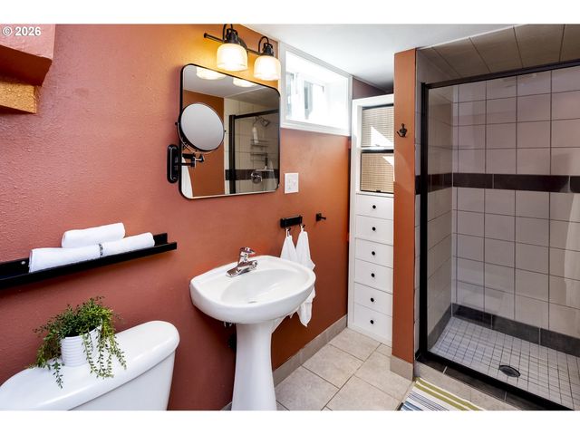 641 Ne HOLLAND St, Portland, OR 97211