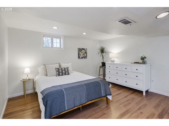 641 Ne HOLLAND St, Portland, OR 97211