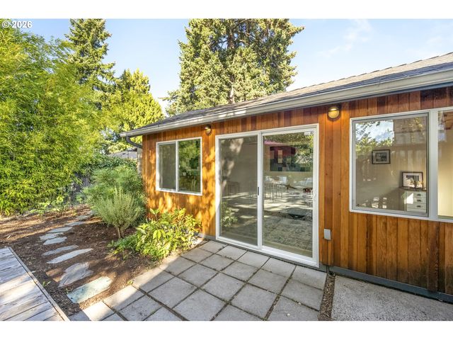 641 Ne HOLLAND St, Portland, OR 97211