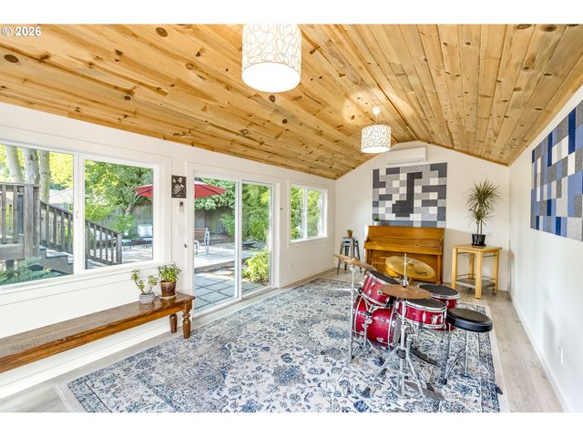 641 Ne HOLLAND St, Portland, OR 97211