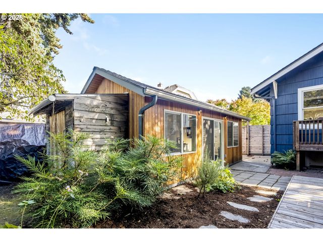 641 Ne HOLLAND St, Portland, OR 97211