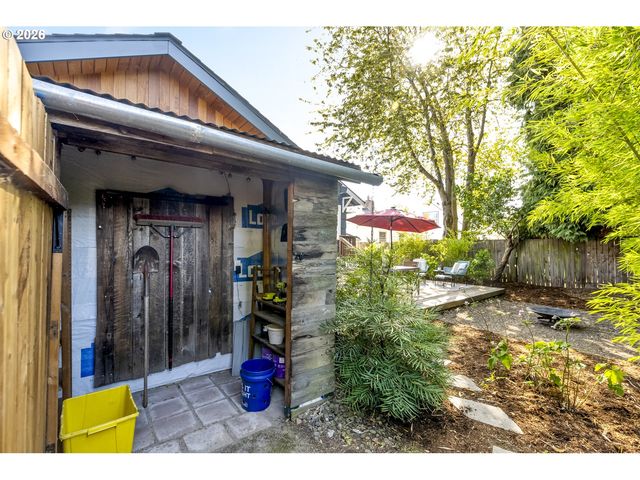 641 Ne HOLLAND St, Portland, OR 97211