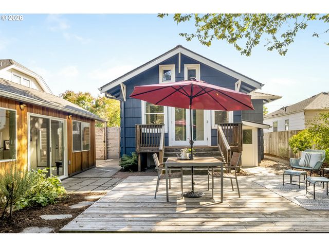 641 Ne HOLLAND St, Portland, OR 97211