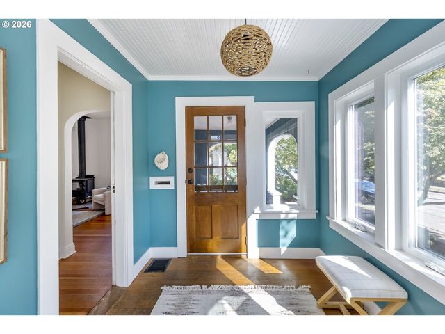 641 Ne HOLLAND St, Portland, OR 97211
