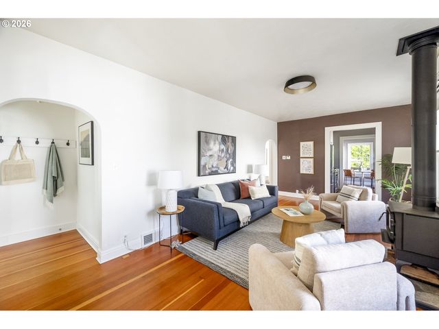 641 Ne HOLLAND St, Portland, OR 97211