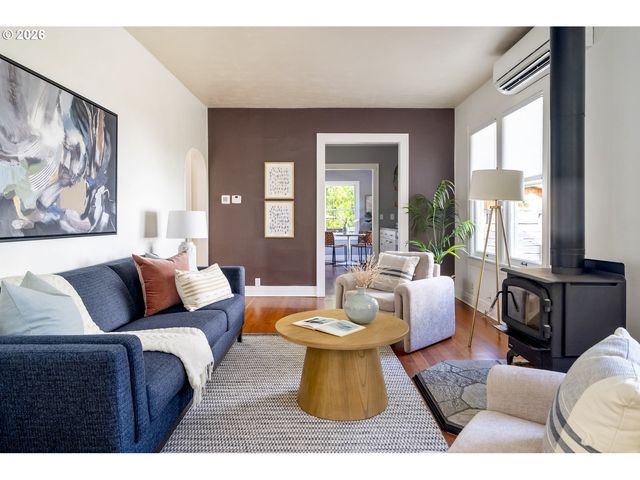 641 Ne HOLLAND St, Portland, OR 97211