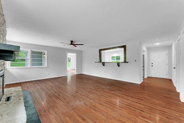 4859 S Roslyn Avenue, Springfield, MO 65804