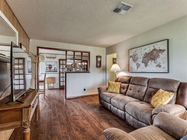 877 NW 14th Street, Moore, OK 73160