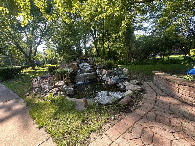 1N521 Mac Queen Dr Drive, West Chicago, IL 60185