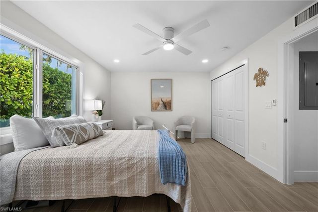 342 Harbour DR # 342, Naples, FL 34103