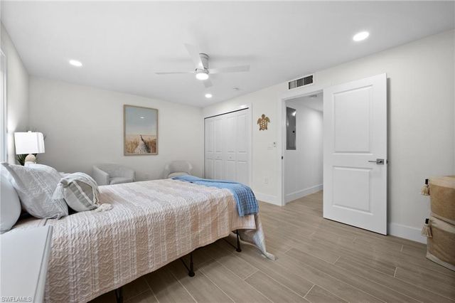 342 Harbour DR # 342, Naples, FL 34103