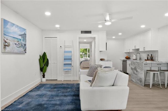 342 Harbour DR # 342, Naples, FL 34103